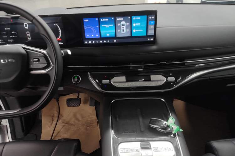 Used SAIC MAXUS G10 2025 MAX 2.0T Automatic Flagship Edition Gasoline 7-Seater Audio And AC Panel