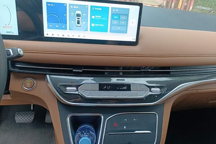 Used SAIC MAXUS G10 2025 Facelifted MAX 2.0T Automatic Executive Version Gasoline 9-Seater Audio And AC Panel