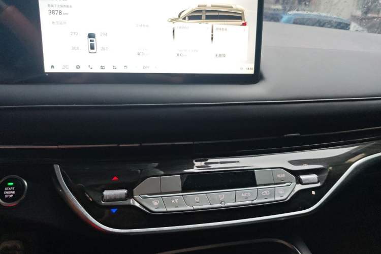 Used SAIC MAXUS G10 2025 MAX 2.0T Automatic Flagship Edition Gasoline 7-Seater Audio And AC Panel