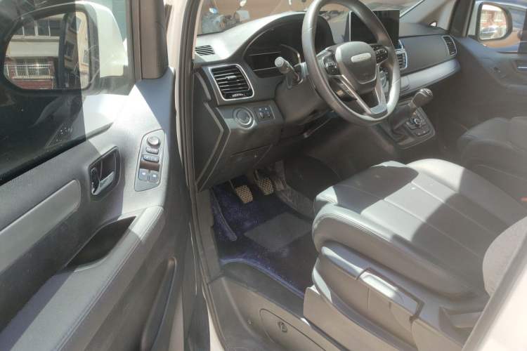 Used SAIC MAXUS G10 2025 2.0L Manual Mid-Range Travel Edition CNG 7-Seater Driver Seat