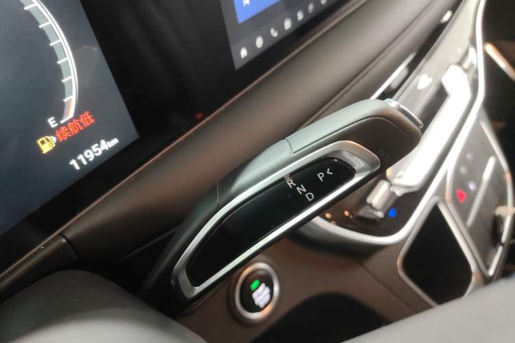 Used SAIC MAXUS G10 2025 MAX 2.0T Automatic Executive Edition Gasoline 7-Seater Gear Lever