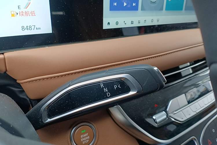 Used SAIC MAXUS G10 2025 Facelifted MAX 2.0T Automatic Executive Version Gasoline 9-Seater Gear Lever
