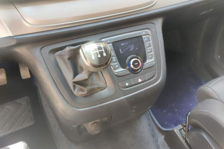 Used SAIC MAXUS G10 2025 2.0L Manual Mid-Range Travel Edition CNG 7-Seater Gear Lever