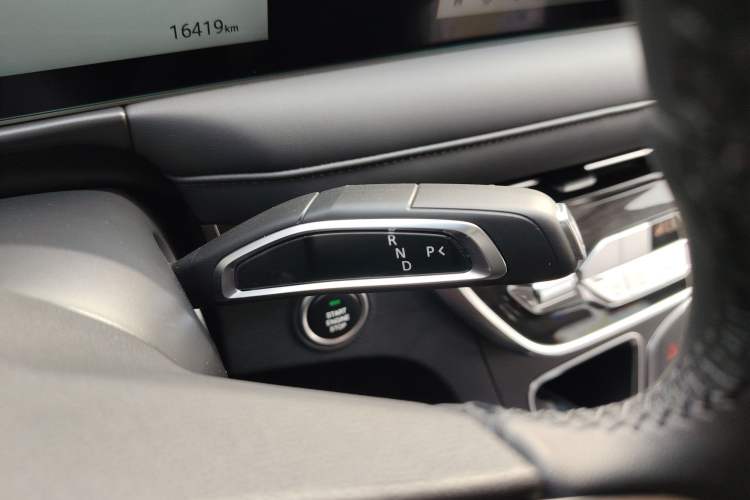 Used SAIC MAXUS G10 2025 MAX 2.0T Automatic Executive Edition Gasoline 7-Seater Gear Lever