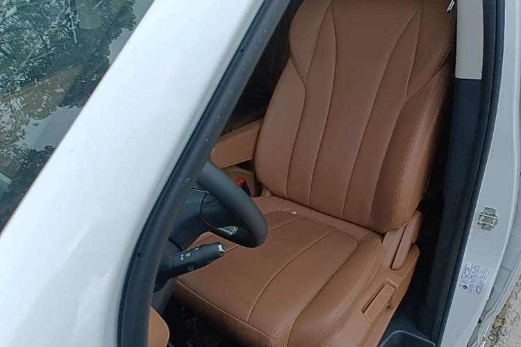 Used SAIC MAXUS G10 2025 Facelifted MAX 2.0T Automatic Executive Version Gasoline 9-Seater Left Front Seat