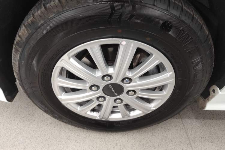 Used SAIC MAXUS G10 2025 MAX 2.0T Automatic Executive Edition Gasoline 7-Seater Left Front Wheel Hub