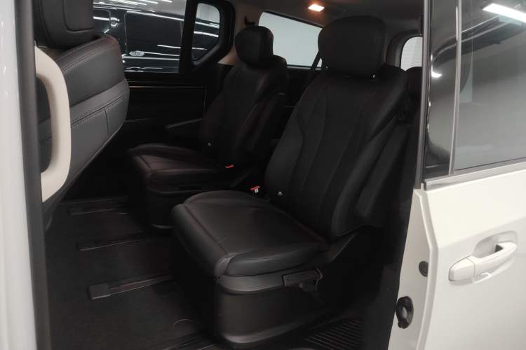 Used SAIC MAXUS G10 2025 MAX 2.0T Automatic Executive Edition Gasoline 7-Seater Left Rear Seat