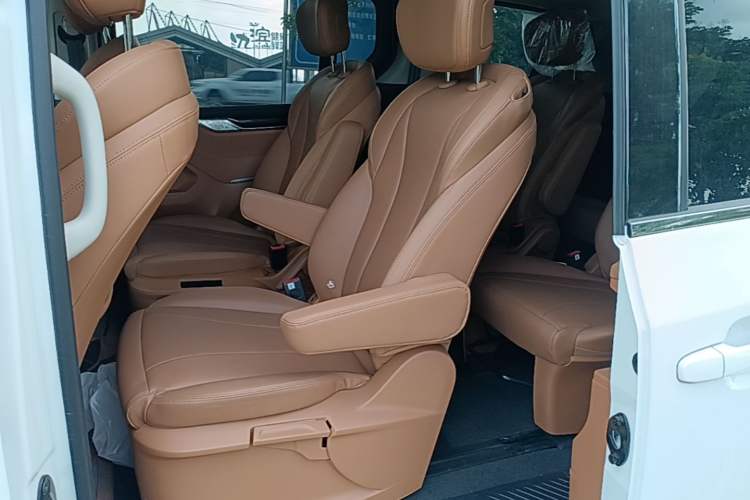 Used SAIC MAXUS G10 2025 Facelifted MAX 2.0T Automatic Executive Version Gasoline 9-Seater Left Rear Seat