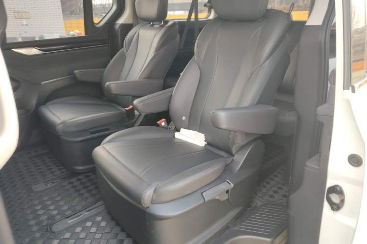 Used SAIC MAXUS G10 2025 MAX 2.0T Automatic Executive Edition Gasoline 7-Seater Left Rear Seat
