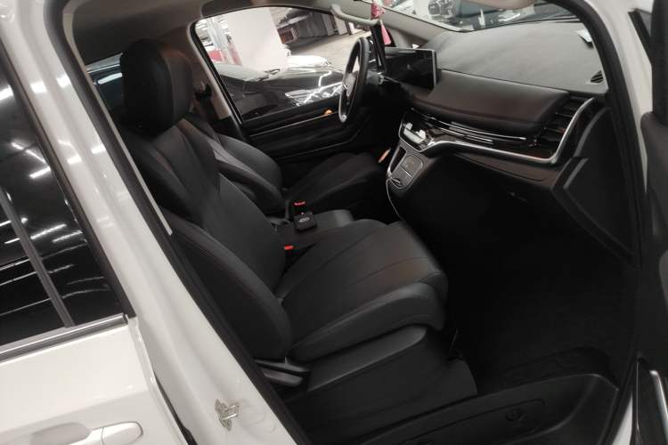 Used SAIC MAXUS G10 2025 MAX 2.0T Automatic Executive Edition Gasoline 7-Seater Right Front Seat