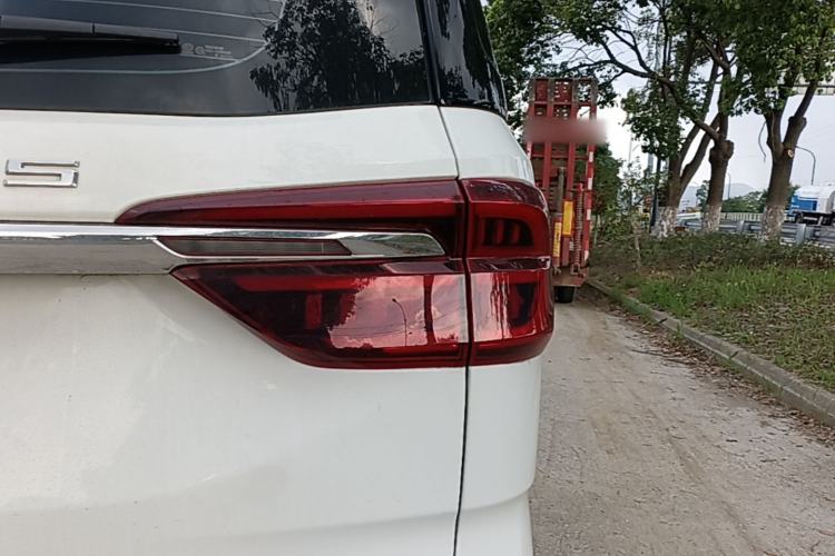 Used SAIC MAXUS G10 2025 Facelifted MAX 2.0T Automatic Executive Version Gasoline 9-Seater Right Rear Taillight
