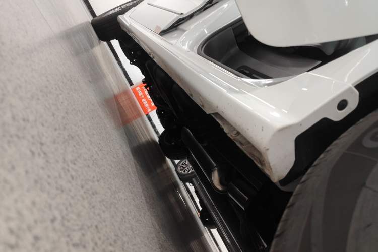 Used SAIC MAXUS G10 2025 MAX 2.0T Automatic Flagship Edition Gasoline 7-Seater Right Side Sill