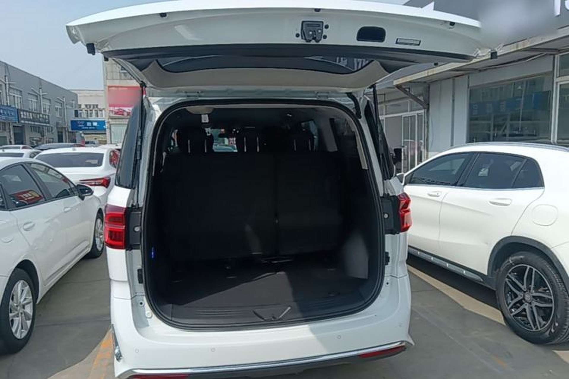 Used SAIC MAXUS G10 2025 MAX 2.0T Automatic Executive Edition Gasoline 7-Seater Trunk