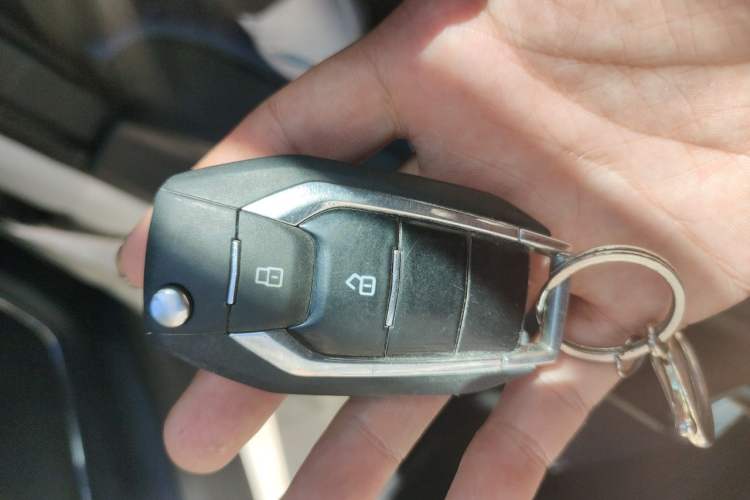 Used SAIC MAXUS G10 2025 2.0L Manual Mid-Range Travel Edition CNG 7-Seater Vehicle Key
