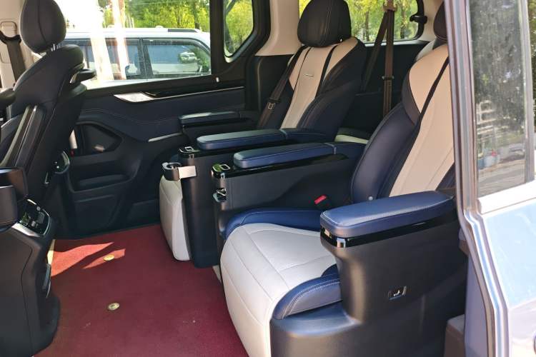 Used SAIC MAXUS G20 2019 First Edition 2.0T Automatic ZhiZun Version China V Standard Left Rear Seat