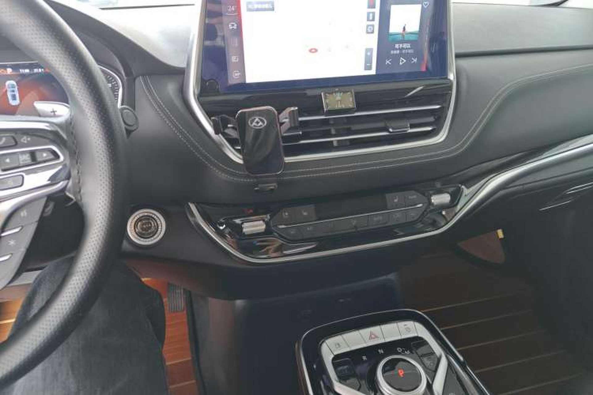 Used SAIC MAXUS G20 2020 2.0T Gasoline Automatic ZhiZun Edition Audio And AC Panel