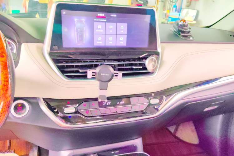 Used SAIC MAXUS G20 2020 2.0T Gasoline Automatic Luxury Executive Edition Audio And AC Panel
