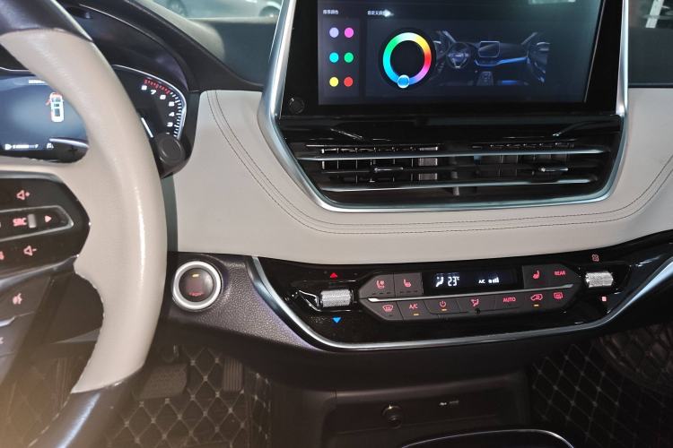 Used SAIC MAXUS G20 2020 2.0T Gasoline Automatic ZhiZun Edition Audio And AC Panel
