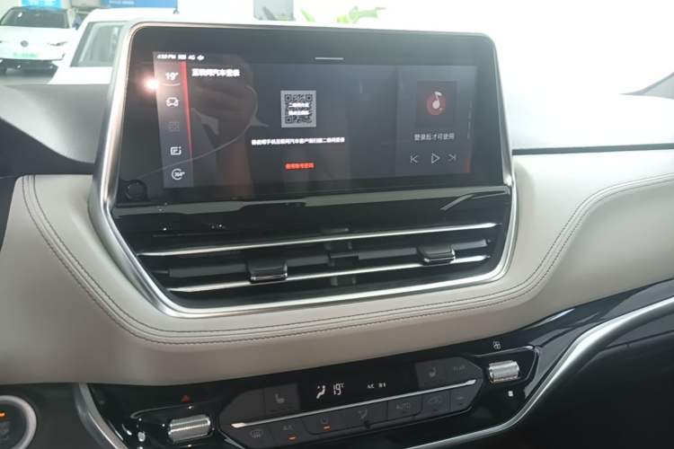 Used SAIC MAXUS G20 2020 2.0T Gasoline Automatic Luxury Executive Edition Audio And AC Panel