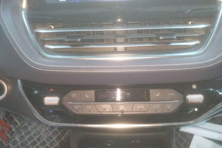 Used SAIC MAXUS G20 2020 2.0T Gasoline Automatic ZhiZun Edition Audio And AC Panel