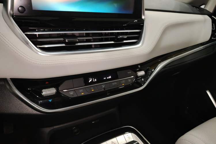 Used SAIC MAXUS G20 2020 2.0T Gasoline Automatic Luxury Edition Audio And AC Panel