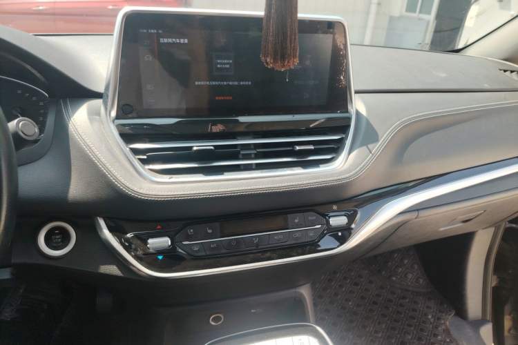 Used SAIC MAXUS G20 2020 2.0T Gasoline Automatic ZhiZun Edition Audio And AC Panel