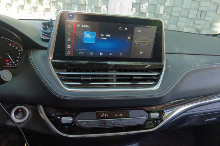 Used SAIC MAXUS G20 2020 2.0T Gasoline Automatic Luxury Edition Audio And AC Panel