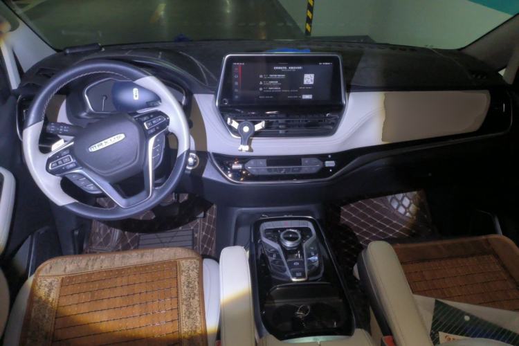 Used SAIC MAXUS G20 2020 2.0T Gasoline Automatic ZhiZun Edition Center Console