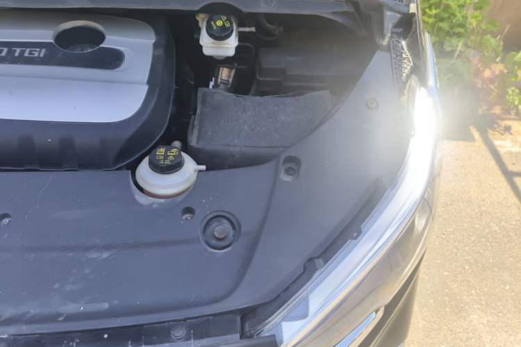 Used SAIC MAXUS G20 2020 2.0T Gasoline Automatic ZhiZun Edition Engine Bay Left