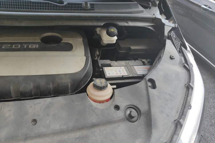 Used SAIC MAXUS G20 2020 2.0T Gasoline Automatic ZhiZun Edition Engine Bay Left