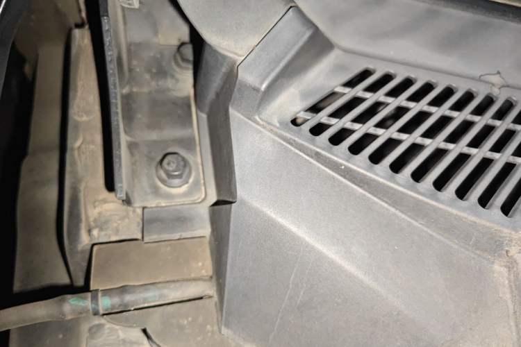 Used SAIC MAXUS G20 2020 2.0T Gasoline Automatic ZhiZun Edition Engine Bay Right