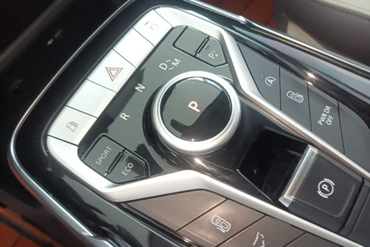Used SAIC MAXUS G20 2020 2.0T Gasoline Automatic Luxury Executive Edition Gear Lever