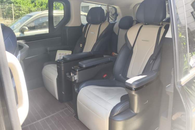 Used SAIC MAXUS G20 2020 2.0T Gasoline Automatic ZhiZun Edition Left Rear Seat
