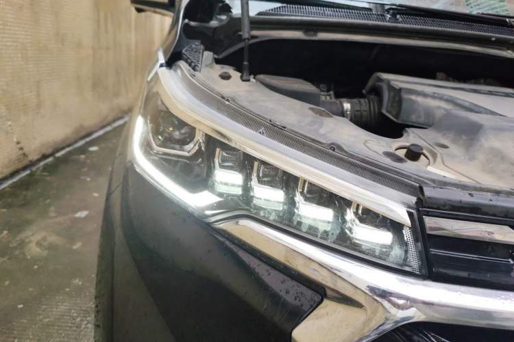 Used SAIC MAXUS G20 2020 2.0T Gasoline Automatic Luxury Edition Right Front Headlight
