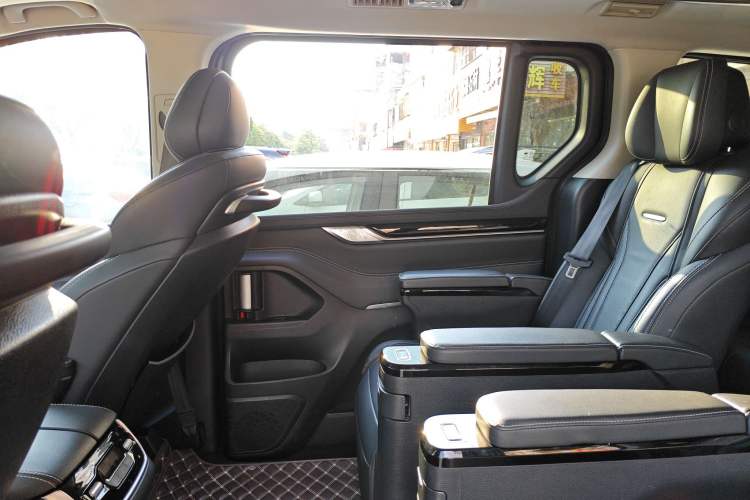 Used SAIC MAXUS G20 2020 2.0T Gasoline Automatic ZhiZun Edition Right Rear Door Interior