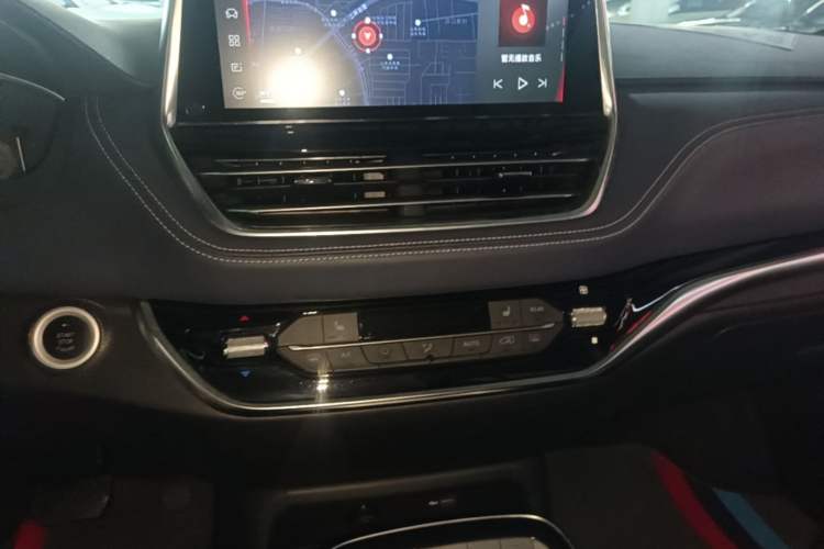 Used SAIC MAXUS G20 2020 2.0T Gasoline Automatic Luxury Executive Edition Audio And AC Panel
