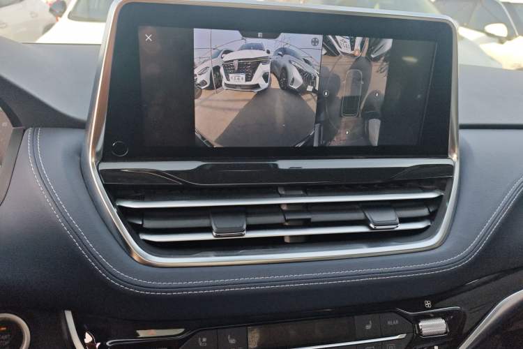 Used SAIC MAXUS G20 2020 2.0T Gasoline Automatic Flagship Edition Audio And AC Panel