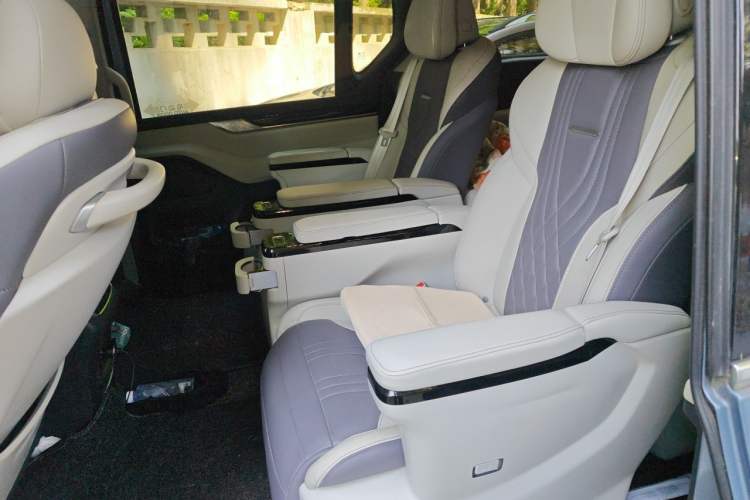 Used SAIC MAXUS G20 2020 2.0T Gasoline Automatic ZhiZun Edition Left Rear Seat