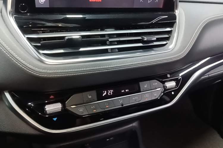 Used SAIC MAXUS G20 2020 2.0T Gasoline Automatic Luxury Executive Edition Audio And AC Panel