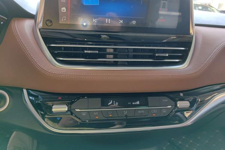 Used SAIC MAXUS G20 2020 2.0T Gasoline Automatic Luxury Edition Audio And AC Panel