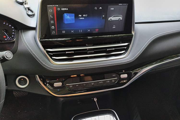 Used SAIC MAXUS G20 2020 2.0T Gasoline Automatic Luxury Edition Audio And AC Panel