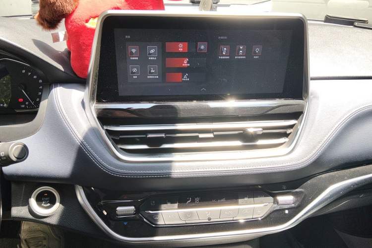 Used SAIC MAXUS G20 2020 2.0T Gasoline Automatic ZhiZun Edition Audio And AC Panel