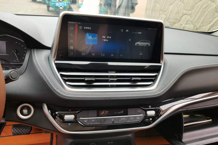 Used SAIC MAXUS G20 2020 2.0T Gasoline Automatic Luxury Edition Audio And AC Panel