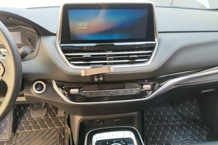Used SAIC MAXUS G20 2020 2.0T Gasoline Automatic Luxury Edition Audio And AC Panel