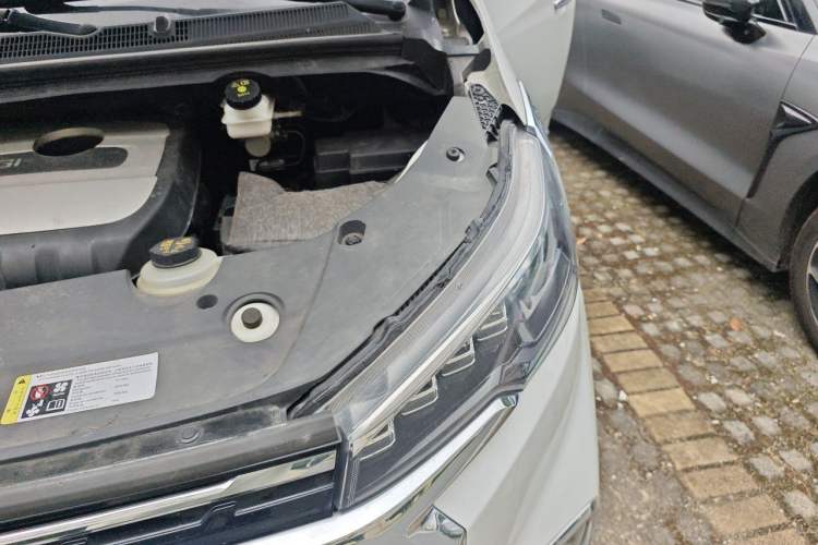 Used SAIC MAXUS G20 2020 2.0T Gasoline Automatic ZhiZun Edition Engine Bay Left