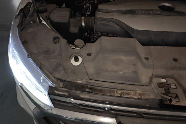 Used SAIC MAXUS G20 2020 2.0T Gasoline Automatic ZhiZun Edition Engine Bay Right