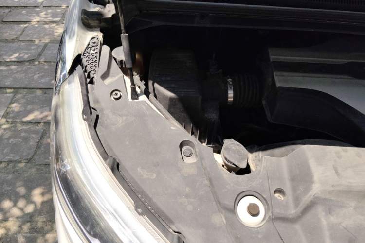 Used SAIC MAXUS G20 2020 2.0T Gasoline Automatic ZhiZun Edition Engine Bay Right