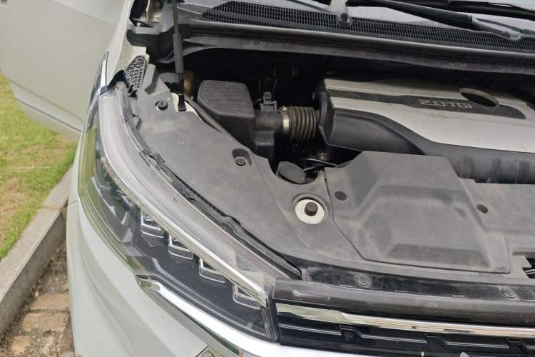 Used SAIC MAXUS G20 2020 2.0T Gasoline Automatic ZhiZun Edition Engine Bay Right