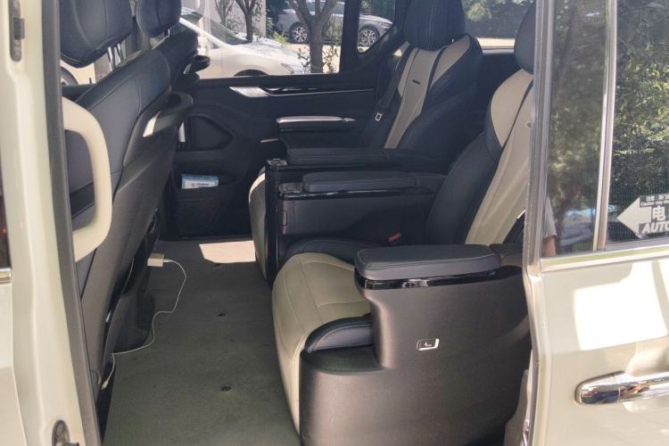 Used SAIC MAXUS G20 2020 2.0T Gasoline Automatic ZhiZun Edition Left Rear Seat