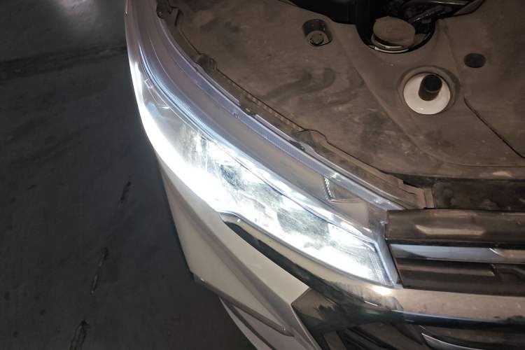Used SAIC MAXUS G20 2020 2.0T Gasoline Automatic ZhiZun Edition Right Front Headlight